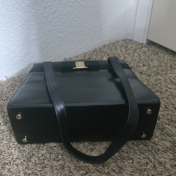 Salvatore Ferragamo Elegant Vera Bow Black & Gold Shoulder Bag (EUC)(COA)✨️🖤✨️ - Picture 9 of 16